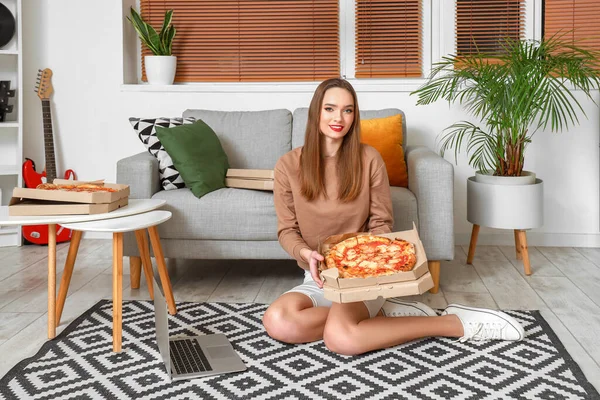 Mujer Joven Con Sabrosa Pizza Portátil Sentado Suelo Casa — Foto de Stock