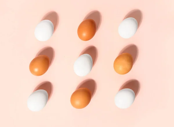 Pembe Arka Planda Doğal Paskalya Yumurtaları Olan Kompozisyon — Stok fotoğraf