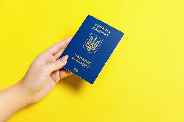 Mujer Con Pasaporte Ucraniano Sobre Fondo Amarillo —  Fotos de Stock