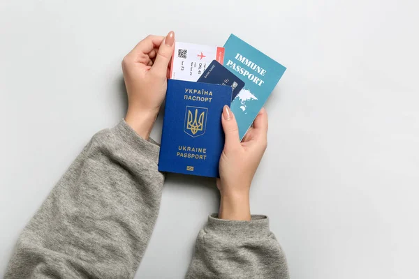 Γυναίκα Ουκρανικά Και Ανοσοποιητικά Διαβατήρια Στο Φως Φόντο — Φωτογραφία Αρχείου
