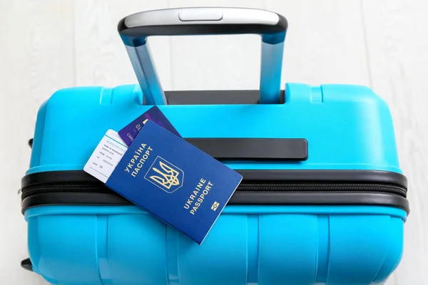 Beyaz Ahşap Arka Planda Ukrayna Pasaportlu Çanta Yakın Plan — Stok fotoğraf