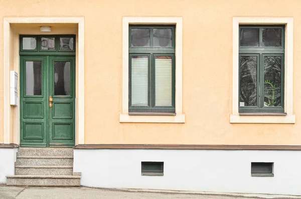 Blick Auf Das Stadtgebäude Mit Grüner Holztür Und Fenstern — Stockfoto