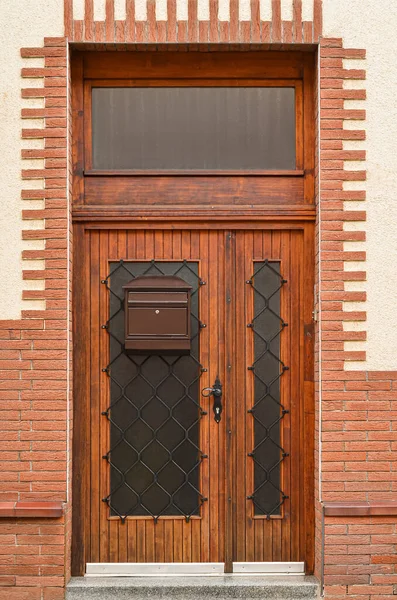 View Brick Building Wooden Door Mailbox — Stock Photo, Image