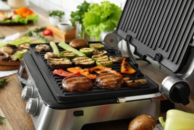 Mutfaktaki lezzetli sebzelerle modern elektrikli ızgara. Yakın plan.