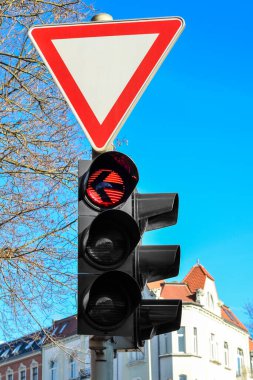 Şehirdeki trafik ışıklarının Vergi tabelasını görüntüle, kapat