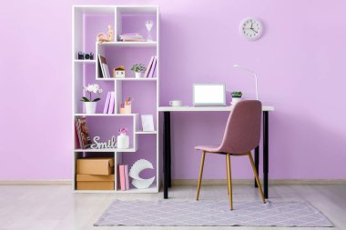 Modern işyeri ve raf ünitesi ile ofis içi