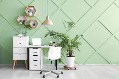 Modern işyeri, çekmeceler ve raflar ile ofis içi