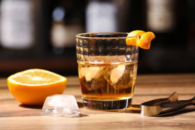 Bardaki masada buzlu bir bardak lezzetli rom.