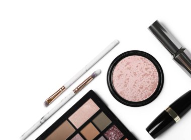 Dekoratif kozmetik ürünleri ve makyaj fırçaları beyaz arka planda izole edilmiş.