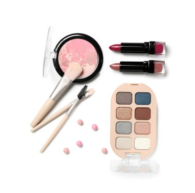 Beyaz arka planda farklı dekoratif kozmetik ve makyaj fırçalarına sahip kompozisyon