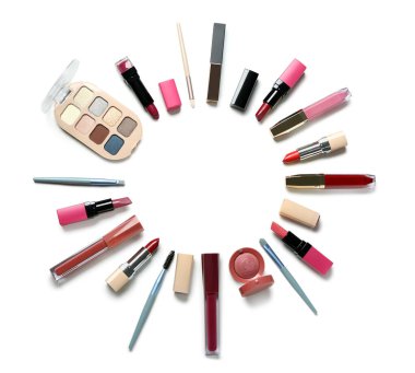 Beyaz arkaplanda farklı dekoratif kozmetiklerden yapılmış çerçeve