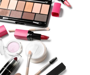 Farklı dekoratif kozmetik ürünler seti beyaz arka planda makyaj fırçaları, yakın plan