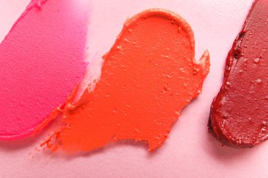 Pembe arka planda farklı ruj izleri var.
