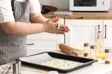 Mutfakta İtalyan Grissini hazırlayan kadın, yakın plan.