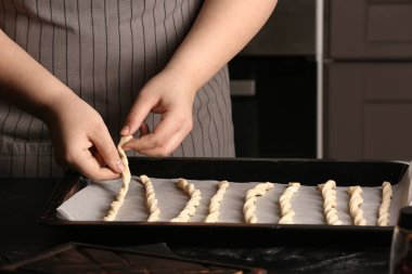 Mutfakta İtalyan Grissini hazırlayan kadın, yakın plan.