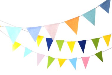 Beyaz arka planda Festa Junina için renkli bayraklar