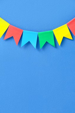 Mavi arka planda Festa Junina için renkli bayraklar