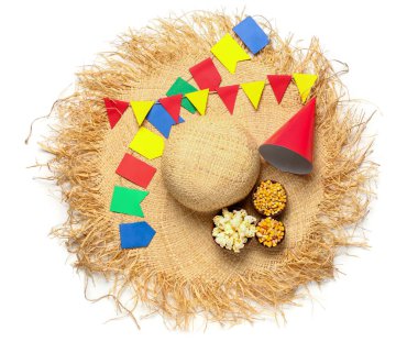 Mısır kaseleri, parti konisi, bayraklar ve beyaz arka planda hasır şapka. Festa Junina (Haziran Festivali) kutlaması