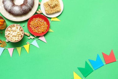 Festa Junina (Haziran Festivali) için geleneksel yiyecek ve bayraktan yapılmış çerçeve yeşil arka planda