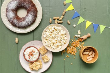 Festa Junina (Haziran Festivali) için yeşil ahşap arka planda geleneksel yemek