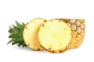 Beyaz arkaplanda taze kesilmiş ananas