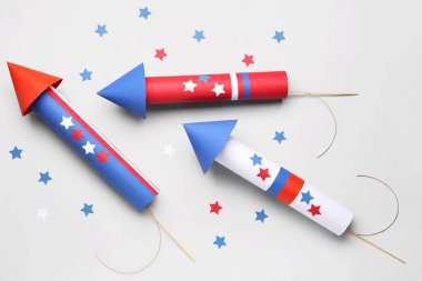 Işık arka planında Bağımsızlık Günü için yıldızlı havai fişek roketleri