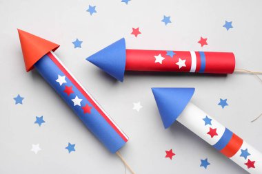 Işık arka planında Bağımsızlık Günü için yıldızlı havai fişek roketleri