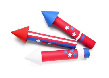 Beyaz zemin üzerinde Bağımsızlık Günü için havai fişek roketleri