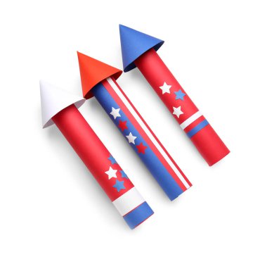 Beyaz zemin üzerinde Bağımsızlık Günü için havai fişek roketleri