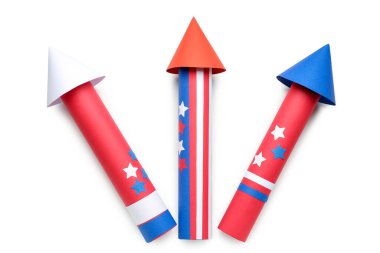 Beyaz zemin üzerinde Bağımsızlık Günü için havai fişek roketleri