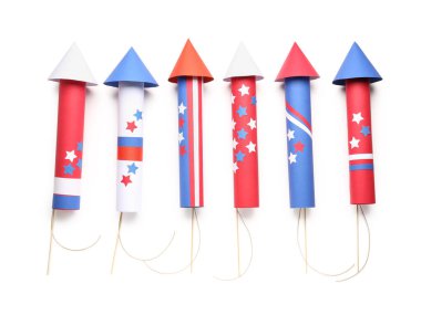 Beyaz zemin üzerinde Bağımsızlık Günü için havai fişek roketleri