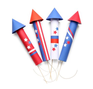 Beyaz zemin üzerinde Bağımsızlık Günü için havai fişek roketleri