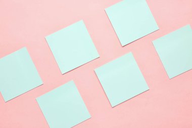 Pembe arka planda mavi yapışkan notlar