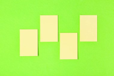 Yeşil arkaplan üzerine yapışkan notlar