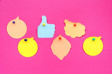 Pembe arka plandaki yapışkan notlar