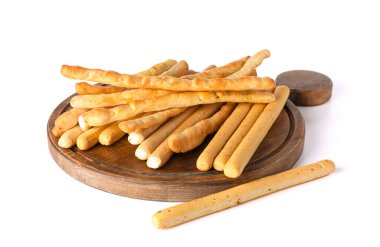 Beyaz arka planda izole edilmiş lezzetli İtalyan Grissini ahşap tahta.