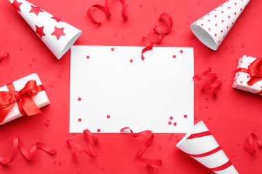 Parti konileri, yılanbalığı ve kırmızı arka planda hediyeler içeren boş bir kart.