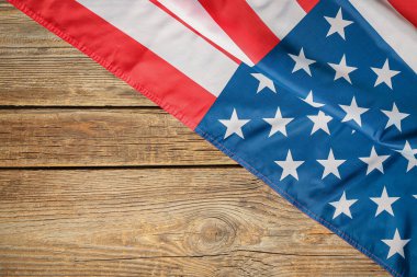 Tahta arka planda Amerikan bayrağı. Anma Günü kutlaması