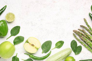 Farklı taze sebzeler ve beyaz arka planda meyveler içeren kompozisyon