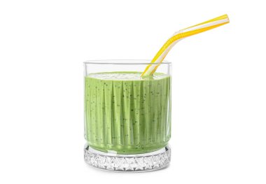 Beyaz arka planda saman bulunan lezzetli yeşil smoothie.