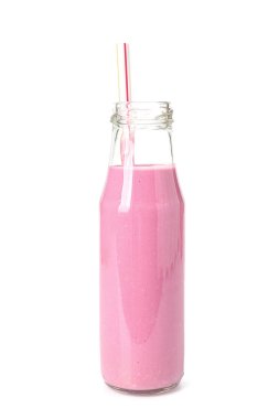 Beyaz arka planda saman bulunan bir şişe lezzetli pembe smoothie.