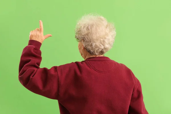 Старшая Женщина Показывает Жест Неудачника Зеленом Фоне Вид Сзади — стоковое фото