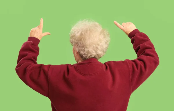 Старшая Женщина Показывает Жест Неудачника Зеленом Фоне Вид Сзади — стоковое фото