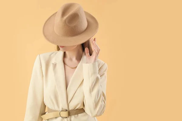 Mujer Joven Moda Chaqueta Elegante Sombrero Sobre Fondo Beige —  Fotos de Stock
