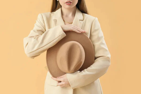 Μοντέρνα Νεαρή Γυναίκα Καπέλο Μπεζ Φόντο — Φωτογραφία Αρχείου