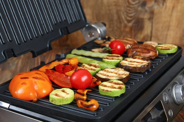 Modern Electric Grill Tasty Vegetables Wooden Background — Stock Photo, Image