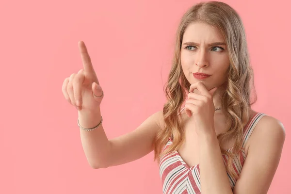 Thoughtful Young Woman Using Virtual Screen Pink Background — Stock Photo, Image