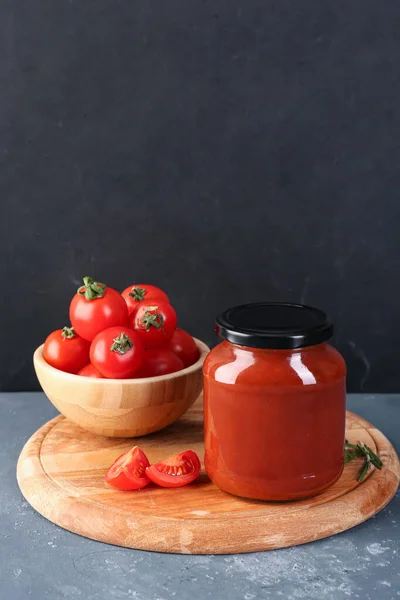 Board Jar Tasty Tomato Paste Grey Grunge Background — Stock Photo, Image
