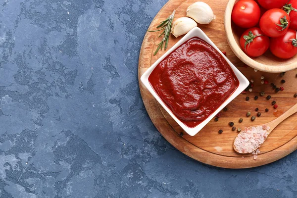 Schaal Van Smakelijke Tomatenpasta Knoflookteentjes Peperkorrels Blauwe Grunge Achtergrond — Stockfoto
