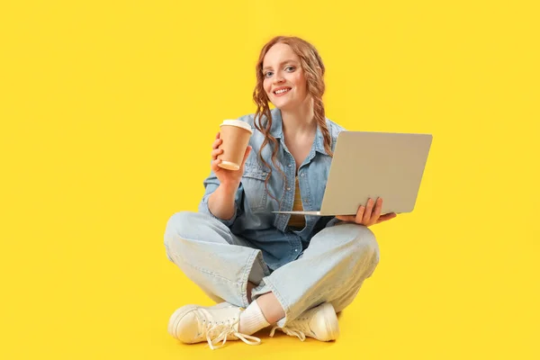 Schöne Rothaarige Frau Mit Laptop Und Tasse Kaffee Auf Gelbem — Stockfoto